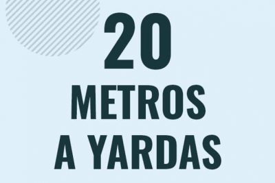 Profesor en pizarra explicando cuanto es 20 metros en yardas o como pasar de 20 m a yd