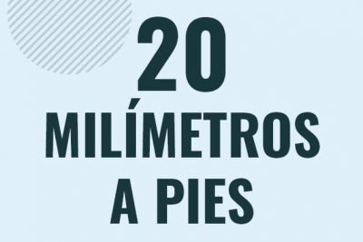 Profesor en pizarra explicando cuanto es 20 milimetros en pies o como pasar de 20 mm a ft