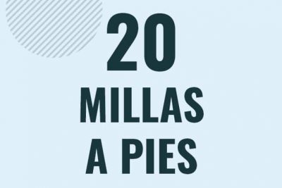 Profesor en pizarra explicando cuanto es 20 millas en pies o como pasar de 20 mi a ft