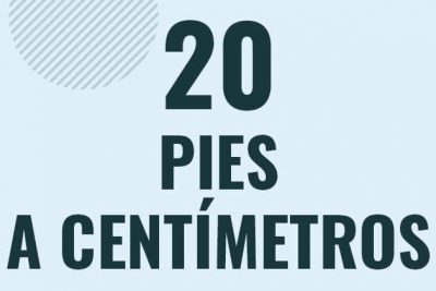 Profesor en pizarra explicando cuanto es 20 pies en centimetros o como pasar de 20 ft a cm