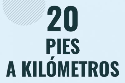 Profesor en pizarra explicando cuanto es 20 pies en kilometros o como pasar de 20 ft a km