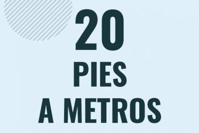 Profesor en pizarra explicando cuanto es 20 pies en metros o como pasar de 20 ft a m