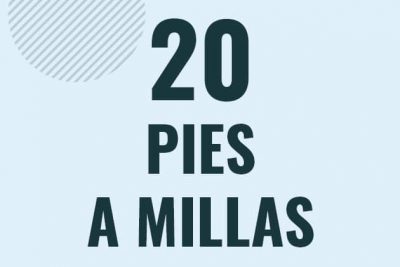Profesor en pizarra explicando cuanto es 20 pies en millas o como pasar de 20 ft a mi