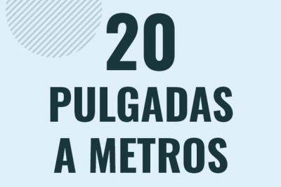 Profesor en pizarra explicando cuanto es 20 pulgadas en metros o como pasar de 20 in a m