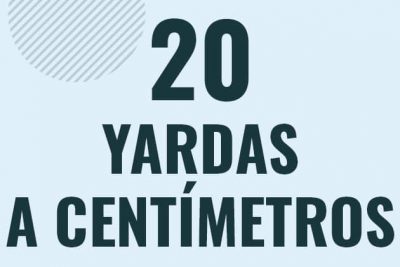 Profesor en pizarra explicando cuanto es 20 yardas en centimetros o como pasar de 20 yd a cm