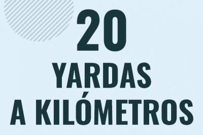 Profesor en pizarra explicando cuanto es 20 yardas en kilometros o como pasar de 20 yd a km