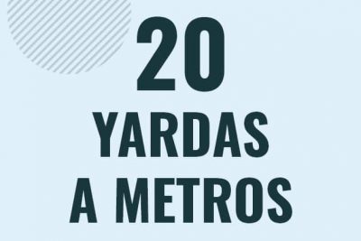 Profesor en pizarra explicando cuanto es 20 yardas en metros o como pasar de 20 yd a m