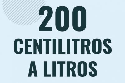 Profesor en pizarra explicando cuanto es 200 centilitros en litros o como pasar de 200 cl a l