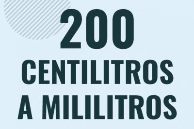 Profesor en pizarra explicando cuanto es 200 centilitros en mililitros o como pasar de 200 cl a ml