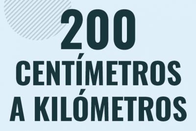Profesor en pizarra explicando cuanto es 200 centimetros en kilometros o como pasar de 200 cm a km
