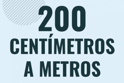 Profesor en pizarra explicando cuanto es 200 centimetros en metros o como pasar de 200 cm a m