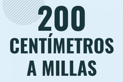 Profesor en pizarra explicando cuanto es 200 centimetros en millas o como pasar de 200 cm a mi