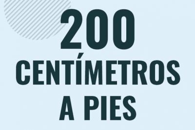 Profesor en pizarra explicando cuanto es 200 centimetros en pies o como pasar de 200 cm a ft
