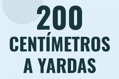 Profesor en pizarra explicando cuanto es 200 centimetros en yardas o como pasar de 200 cm a yd