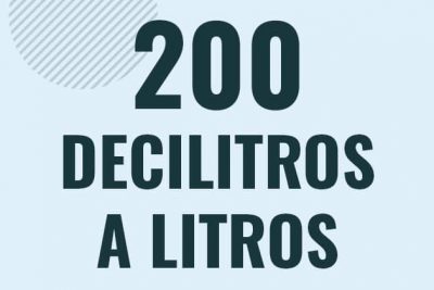 Profesor en pizarra explicando cuanto es 200 decilitros en litros o como pasar de 200 dl a l