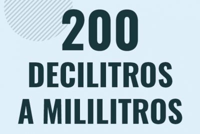 Profesor en pizarra explicando cuanto es 200 decilitros en mililitros o como pasar de 200 dl a ml