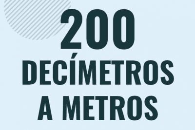 Profesor en pizarra explicando cuanto es 200 decimetros en metros o como pasar de 200 dm a m