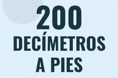 Profesor en pizarra explicando cuanto es 200 decimetros en pies o como pasar de 200 dm a ft