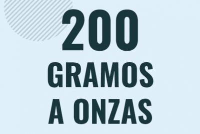 Profesor en pizarra explicando cuanto es 200 gramos en onzas o como pasar de 200 g a oz