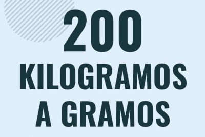 Profesor en pizarra explicando cuanto es 200 kilogramos en gramos o como pasar de 200 kg a g