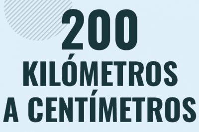 Profesor en pizarra explicando cuanto es 200 kilometros en centimetros o como pasar de 200 km a cm