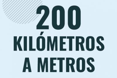 Profesor en pizarra explicando cuanto es 200 kilometros en metros o como pasar de 200 km a m