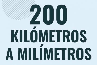 Profesor en pizarra explicando cuanto es 200 kilometros en milimetros o como pasar de 200 km a mm