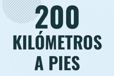 Profesor en pizarra explicando cuanto es 200 kilometros en pies o como pasar de 200 km a ft