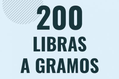 Profesor en pizarra explicando cuanto es 200 libras en gramos o como pasar de 200 lb a g