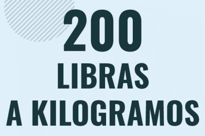 Profesor en pizarra explicando cuanto es 200 libras en kilogramos o como pasar de 200 lb a kg
