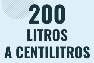 Profesor en pizarra explicando cuanto es 200 litros en centilitros o como pasar de 200 l a cl