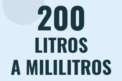 Profesor en pizarra explicando cuanto es 200 litros en mililitros o como pasar de 200 l a ml