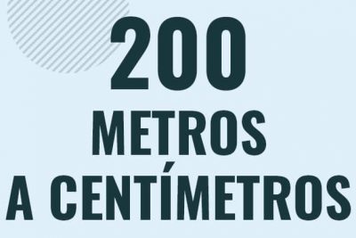 Profesor en pizarra explicando cuanto es 200 metros en centimetros o como pasar de 200 m a cm