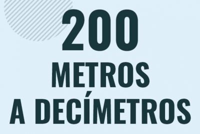 Profesor en pizarra explicando cuanto es 200 metros en decimetros o como pasar de 200 m a dm
