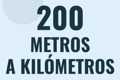 Profesor en pizarra explicando cuanto es 200 metros en kilometros o como pasar de 200 m a km