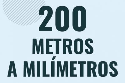 Profesor en pizarra explicando cuanto es 200 metros en milimetros o como pasar de 200 m a mm
