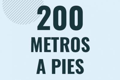 Profesor en pizarra explicando cuanto es 200 metros en pies o como pasar de 200 m a ft