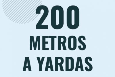 Profesor en pizarra explicando cuanto es 200 metros en yardas o como pasar de 200 m a yd