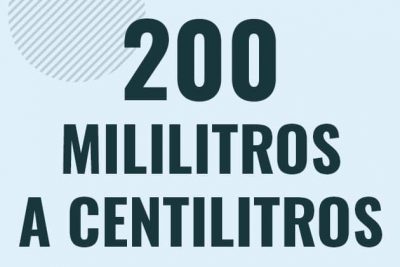 Profesor en pizarra explicando cuanto es 200 mililitros en centilitros o como pasar de 200 ml a cl