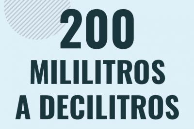 Profesor en pizarra explicando cuanto es 200 mililitros en decilitros o como pasar de 200 ml a dl