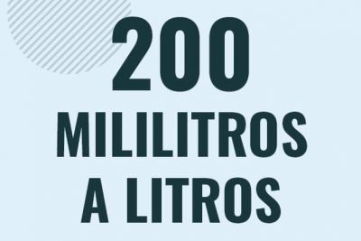 Profesor en pizarra explicando cuanto es 200 mililitros en litros o como pasar de 200 ml a l