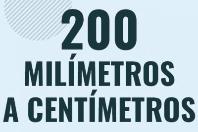 Profesor en pizarra explicando cuanto es 200 milimetros en centimetros o como pasar de 200 mm a cm