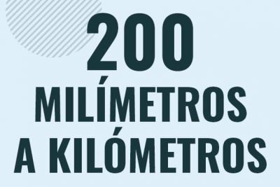Profesor en pizarra explicando cuanto es 200 milimetros en kilometros o como pasar de 200 mm a km