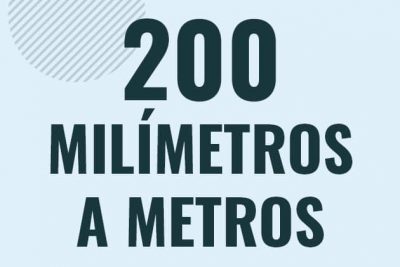 Profesor en pizarra explicando cuanto es 200 milimetros en metros o como pasar de 200 mm a m