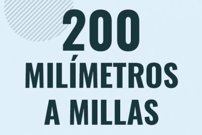 Profesor en pizarra explicando cuanto es 200 milimetros en millas o como pasar de 200 mm a mi