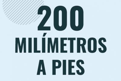 Profesor en pizarra explicando cuanto es 200 milimetros en pies o como pasar de 200 mm a ft