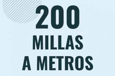 Profesor en pizarra explicando cuanto es 200 millas en metros o como pasar de 200 mi a m