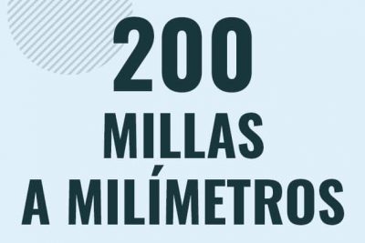 Profesor en pizarra explicando cuanto es 200 millas en milimetros o como pasar de 200 mi a mm