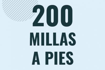 Profesor en pizarra explicando cuanto es 200 millas en pies o como pasar de 200 mi a ft
