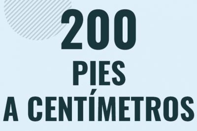 Profesor en pizarra explicando cuanto es 200 pies en centimetros o como pasar de 200 ft a cm